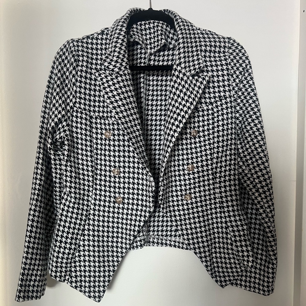 Amazon, tooth hound stretchy blazer. Size Medium. Never worn.